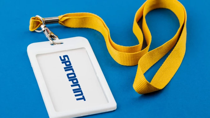 Reklamné šnúrky s logom ako praktická a estetická firemná pomôcka