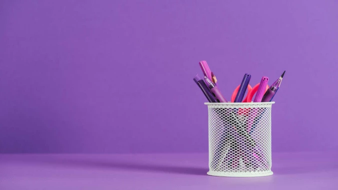 Porovnanie gravírovaných a tlačených pier - ktoré si vybrať pre svoju firmu?