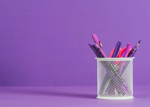 Porovnanie gravírovaných a tlačených pier - ktoré si vybrať pre svoju firmu?