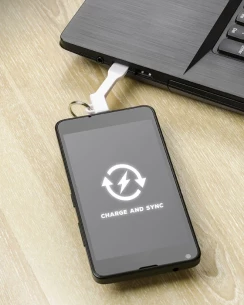 Prívesok na kľúče SYNC iPhone 5/6 - biely