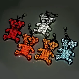 Reflexný plastový prívesok na kľúče s medveďom - modrý