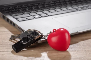 Antistresový prívesok na kľúče LOVE - červený