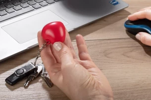 Antistresový prívesok na kľúče LOVE - červený