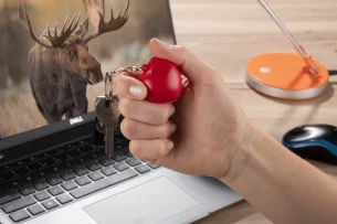 Antistresový prívesok na kľúče LOVE - červený